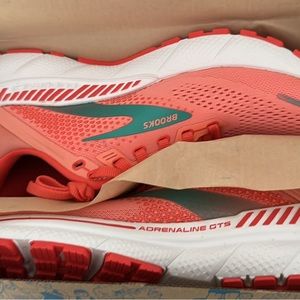 Brooks Adrenaline GTS NWT size 8.5